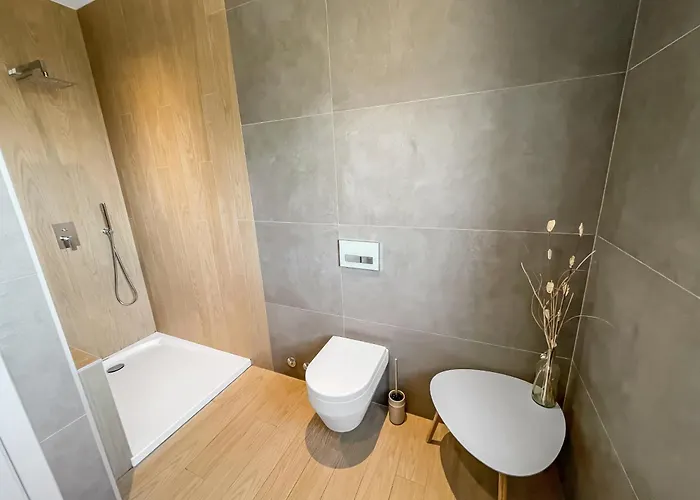 Cosima In Ruhiger Lage, Nähe